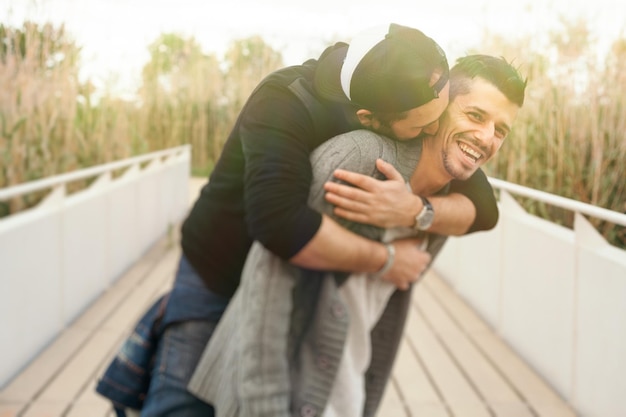 Foto joven montado en el hombro de un amigo