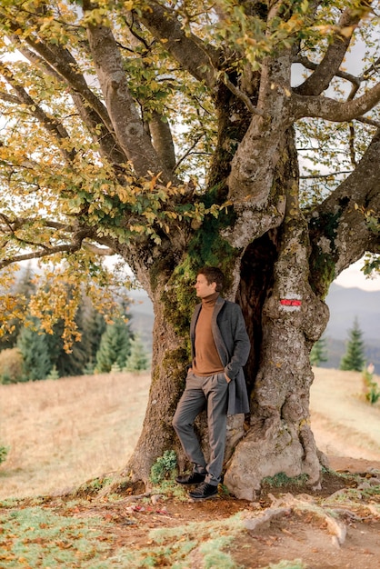 Joven en las montañas