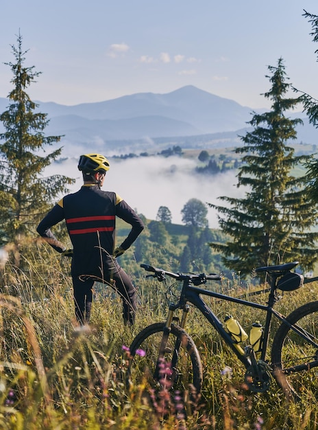 Joven montando una bicicleta de montaña al estilo cuesta abajo