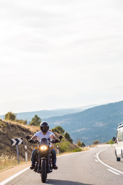 Un joven montando una motocicleta en la carretera contra el cielo