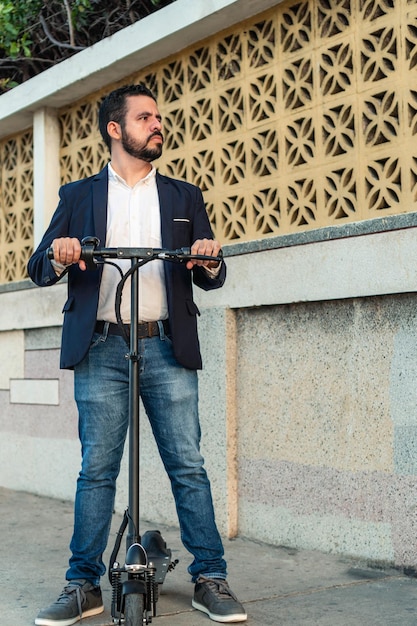 Joven montando una scooter en la ciudad