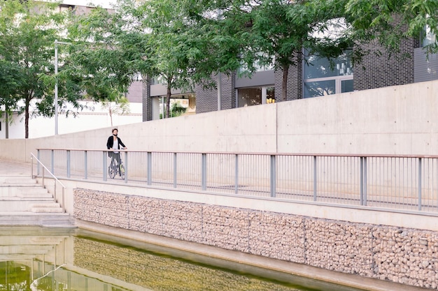 Joven montando su bicicleta por la ciudad