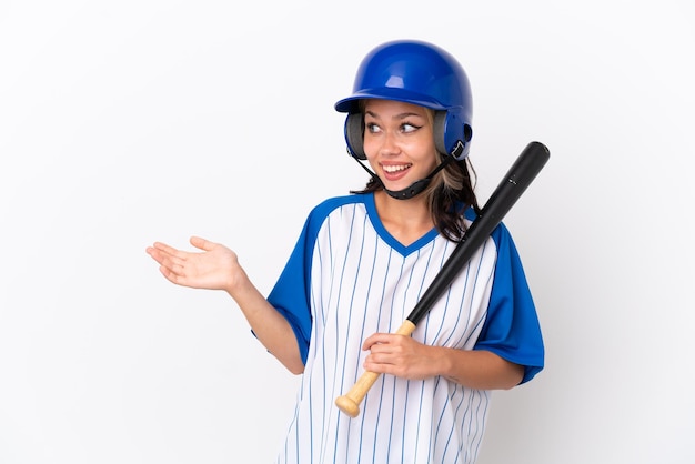 Joven morena en bata de baño con maquillaje sobre fondo azul aislado