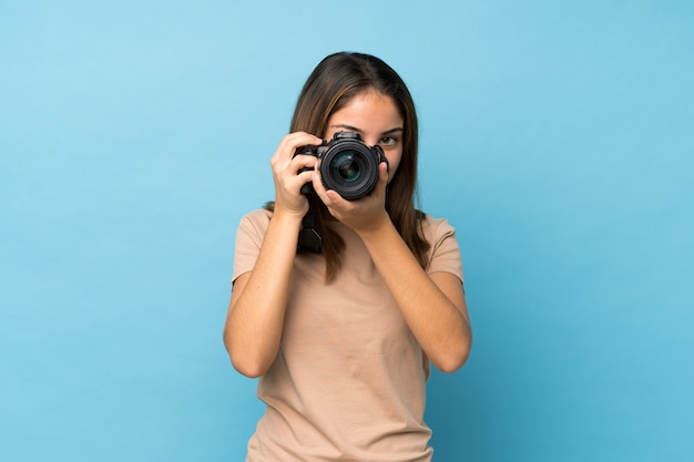 Joven morena con una cámara profesional