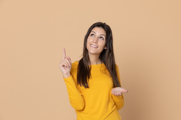 Joven morena con una camiseta amarilla