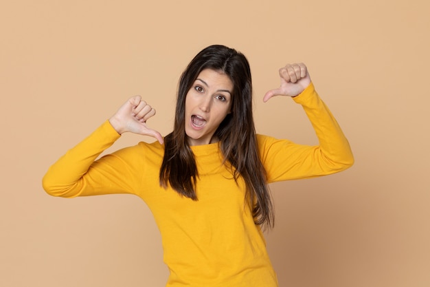 Joven morena con una camiseta amarilla