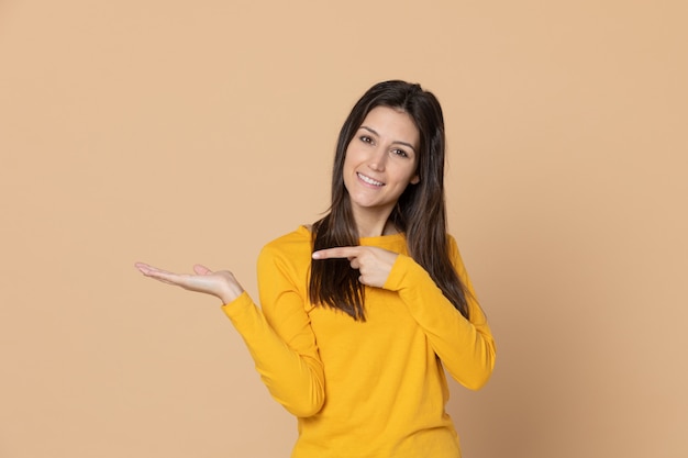 Joven morena con una camiseta amarilla