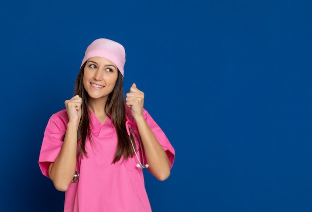 Joven morena con una camiseta amarilla