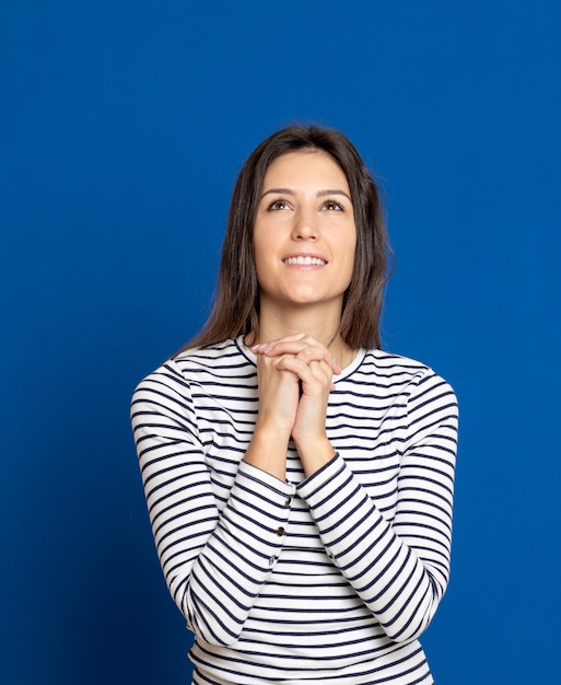 Joven morena con una camiseta a rayas