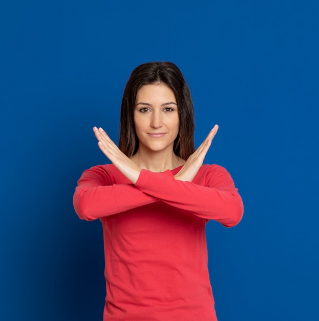 Joven morena con una camiseta roja