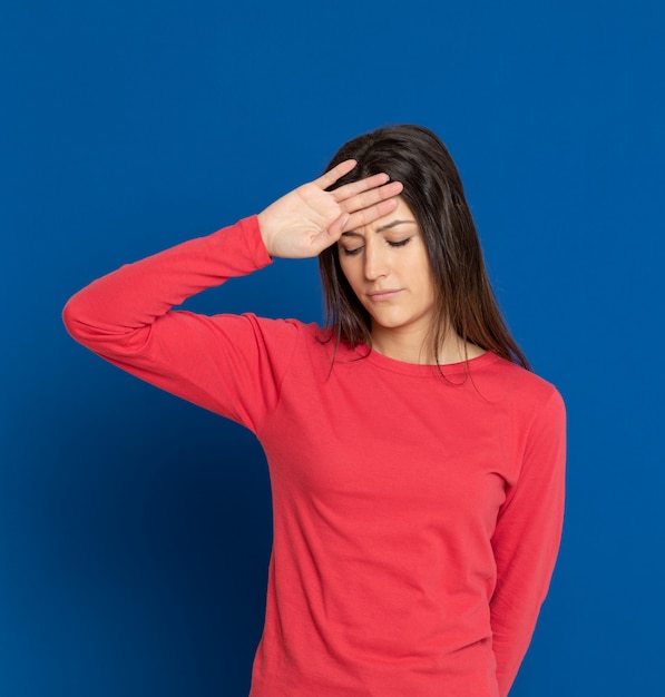 Joven morena con una camiseta roja