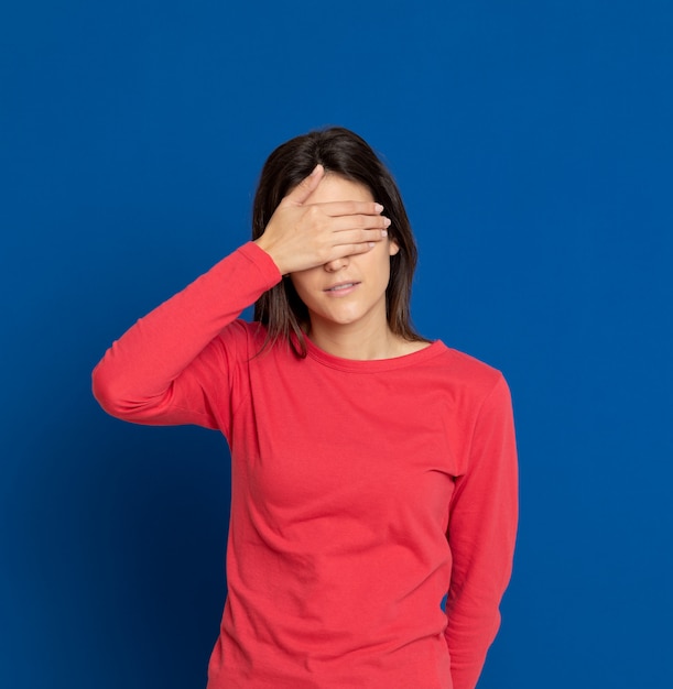 Joven morena con una camiseta roja