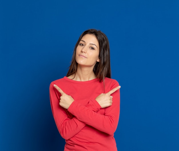 Joven morena con una camiseta roja