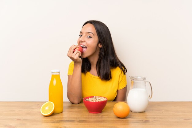 Joven morena desayunando