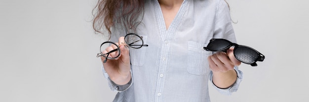 Foto joven morena con gafas