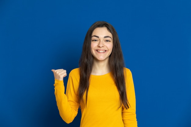 Joven morena con jersey amarillo