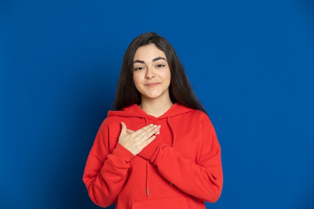 Joven morena con un jersey rojo