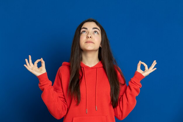 Joven morena con un jersey rojo