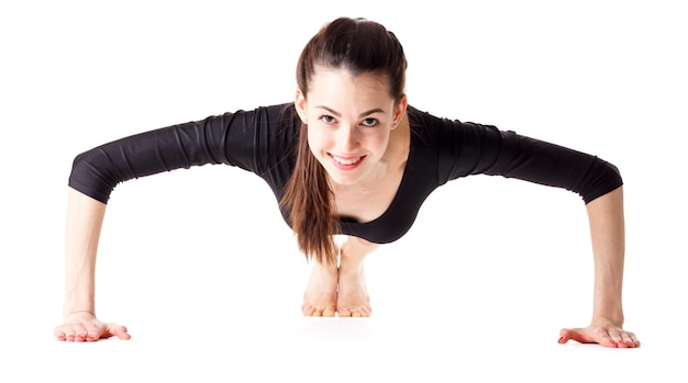 La joven morena practica deportes con un fondo blanco