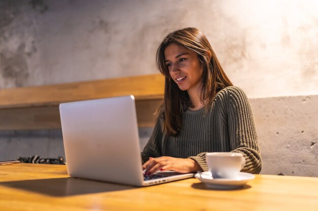 Foto una joven morena que trabaja en un café