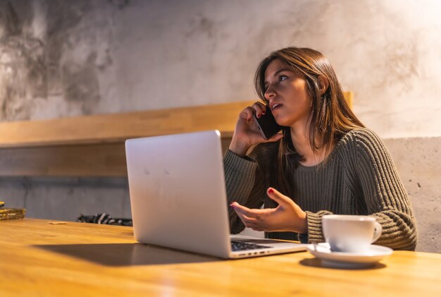 Una joven morena que trabaja en un café