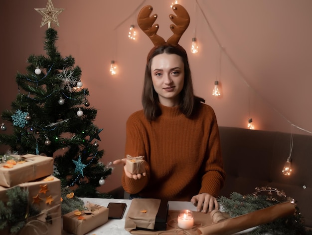 joven morena con un regalo en la mano