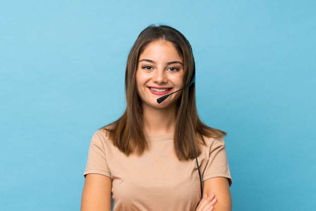 Joven morena sobre aislado trabajando con auriculares