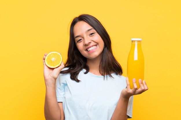 Joven morena sosteniendo una naranja