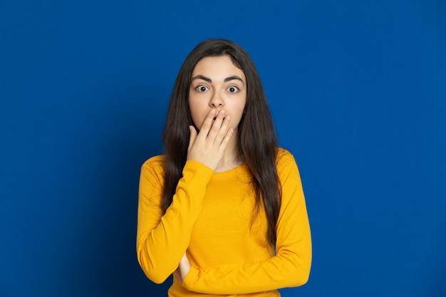 Joven morena con sudadera amarilla