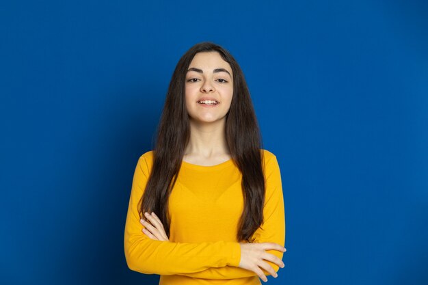 Joven morena con sudadera amarilla