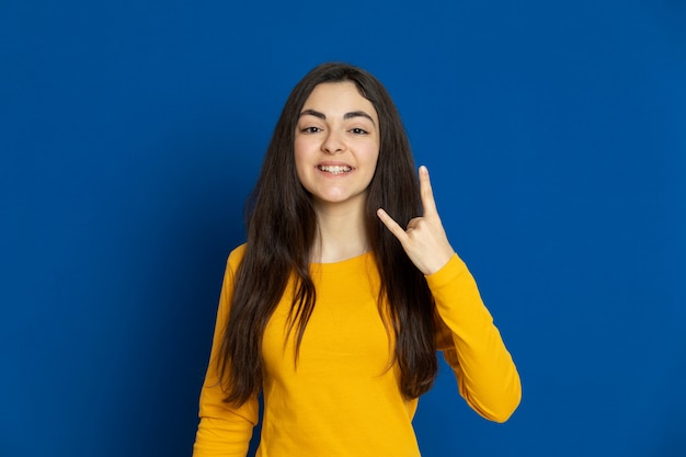 Joven morena con sudadera amarilla