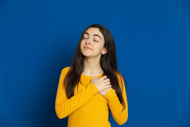 Joven morena con sudadera amarilla