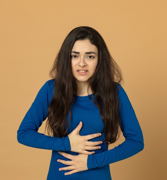 Joven morena con sudadera azul