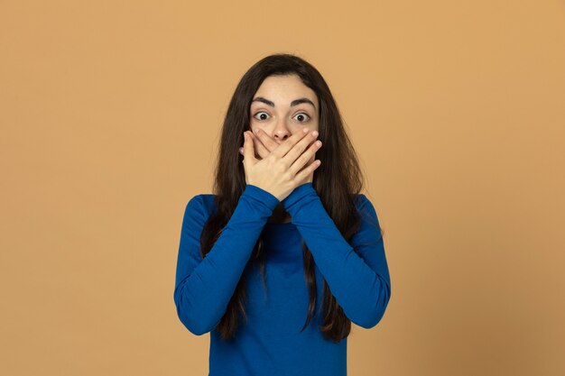 Joven morena con sudadera azul