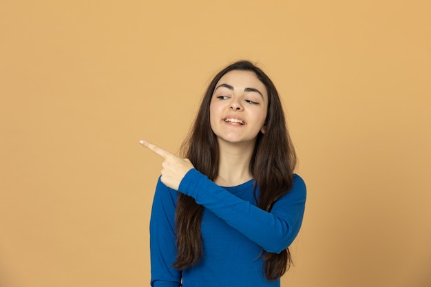 Joven morena con sudadera azul