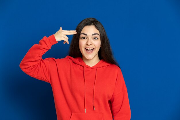 Joven morena con una sudadera roja