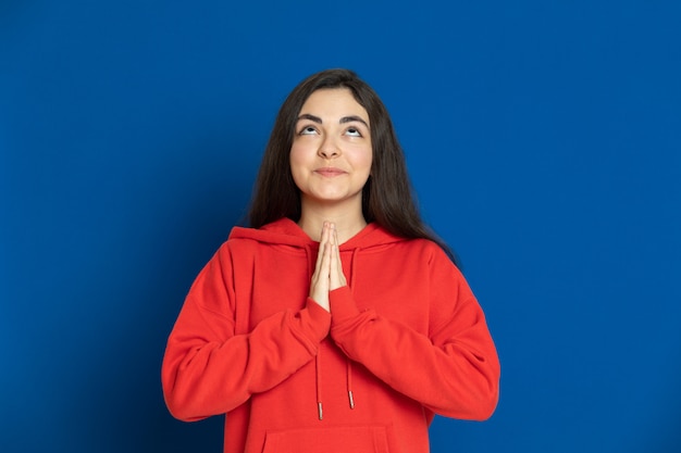 Joven morena con una sudadera roja