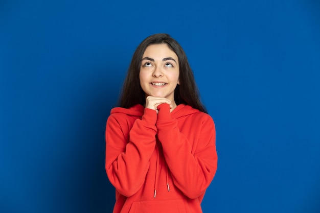 Joven morena con una sudadera roja