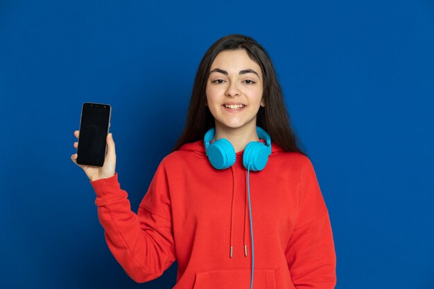 Joven morena con sudadera roja