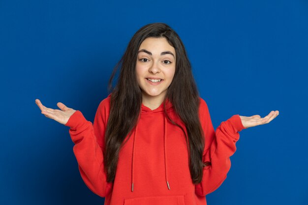 Joven morena con sudadera roja