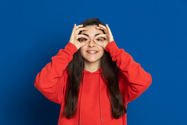 Joven morena con sudadera roja