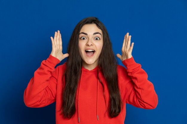 Joven morena con sudadera roja