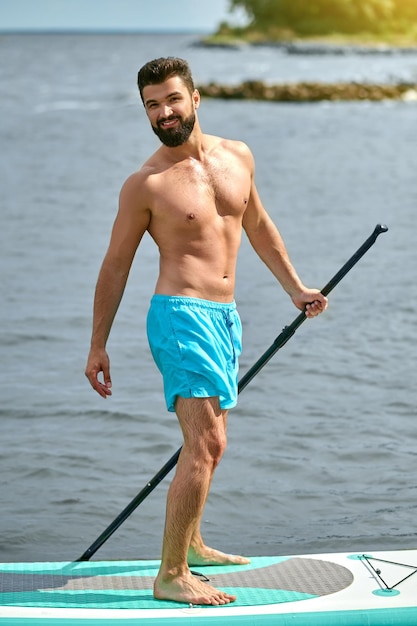 Un joven moreno en un kayak.