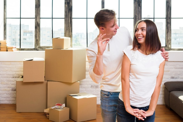 Foto joven mostrando las llaves de su mujer feliz