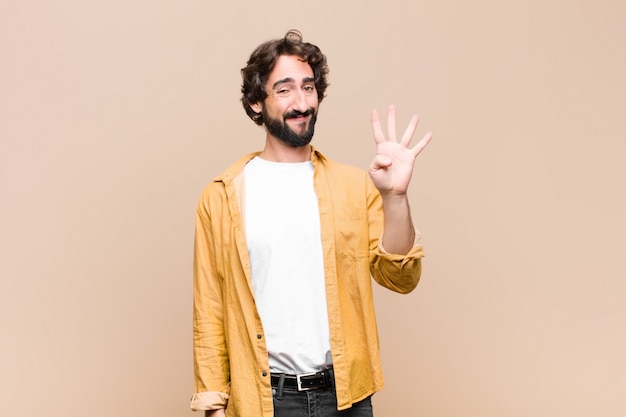 Joven mostrando el número cuatro o cuarto con la mano hacia adelante