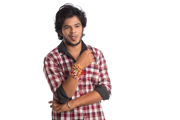 Joven mostrando rakhi en su mano en ocasión del festival Raksha Bandhan.