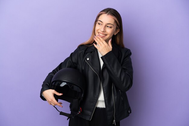 Joven motorista sosteniendo un casco de moto