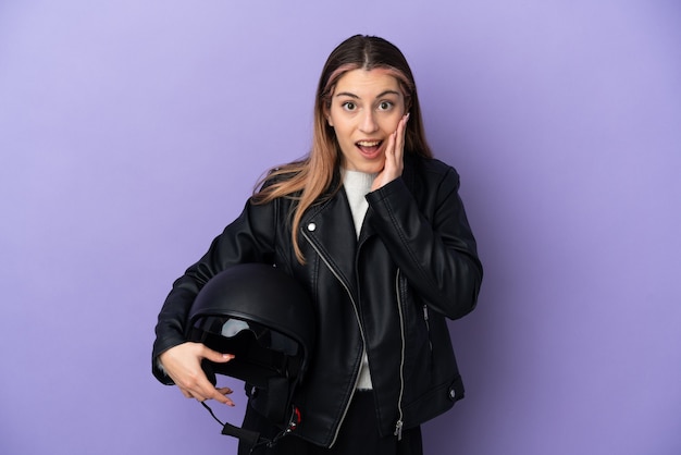 Joven motorista sosteniendo un casco de moto