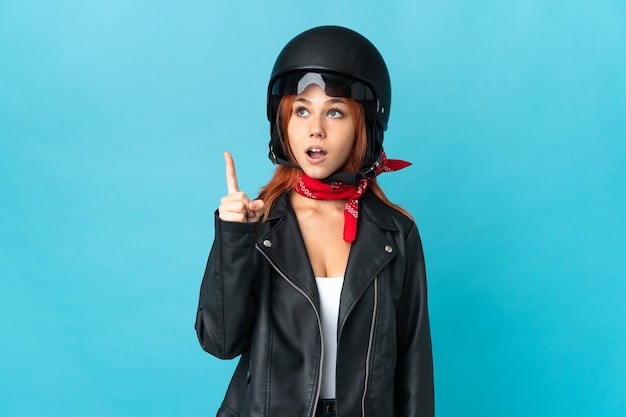 Joven motorista sosteniendo un casco de moto