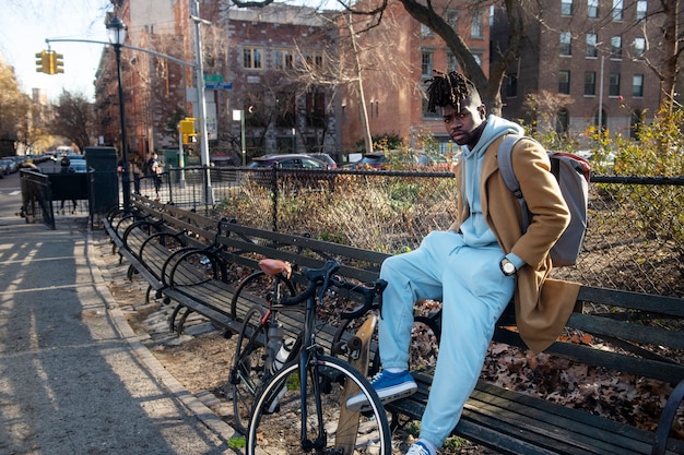 Foto joven en movilidad sostenible